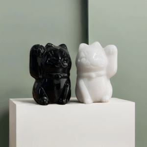 人手彫刻獨一無二的天然黑耀石 (Black obsidian) 及白石 (White quartz) 黑白招財貓 (每對 - 隨機)